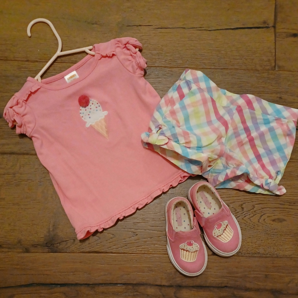 Gymboree 12-18 Bubble shorts and shirt set with matching toddler size 5 shoes.